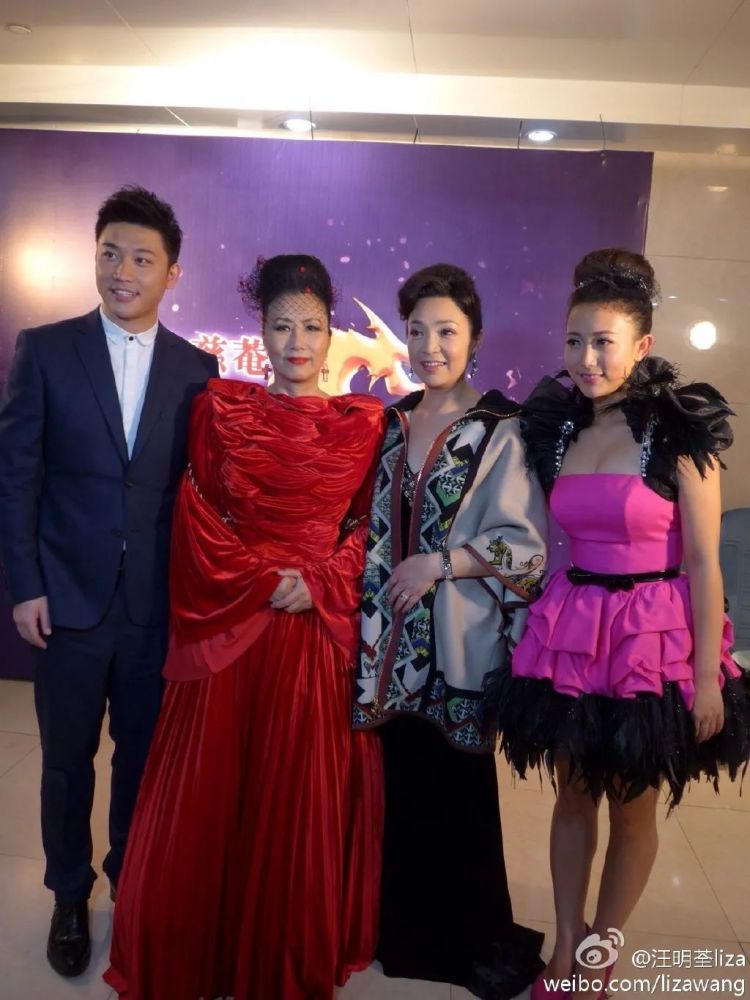 她有一个女儿,叫郝洛钒,也是一位演员.