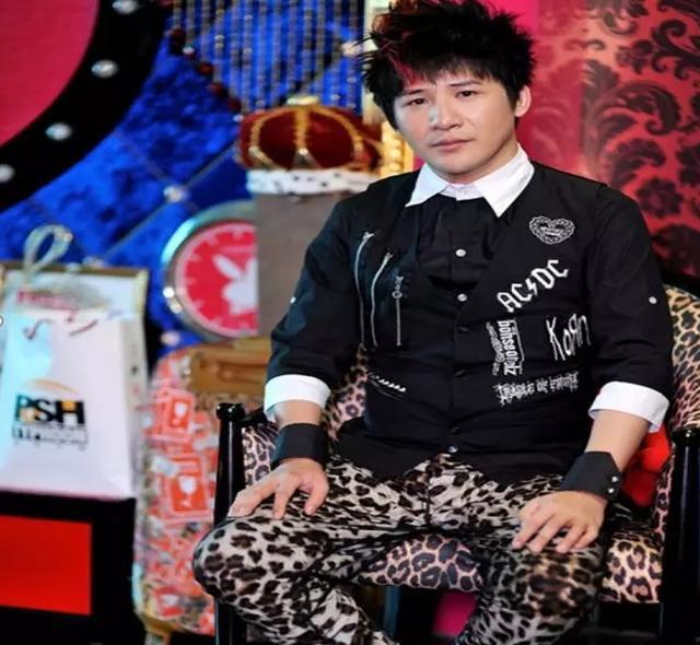 大张伟豪宅比ktv还夸张大豹纹红沙发背景墙活得太通透