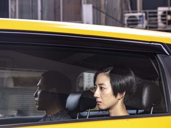 桂纶镁|桂纶镁新片海报曝光！晒出“白皙细长腿”裙子飘起来 散发仙气