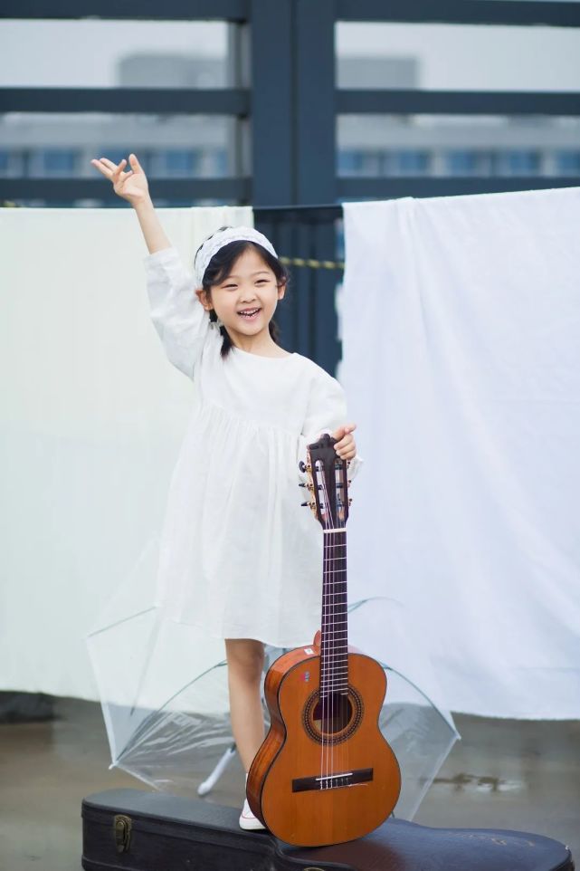 弹吉他的小天使miumiu