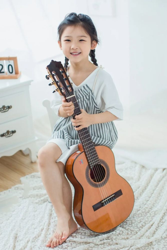 弹吉他的小天使miumiu