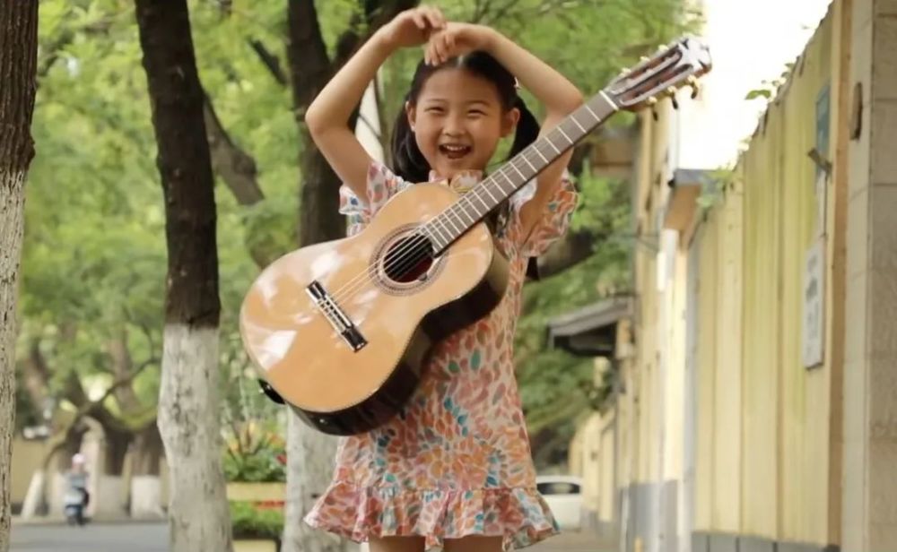 弹吉他的小天使miumiu