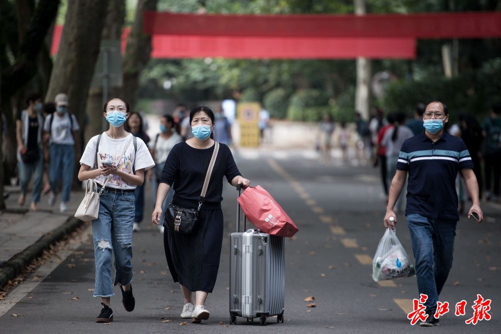 武汉大学7242名本科新生报到测温后入校办手续