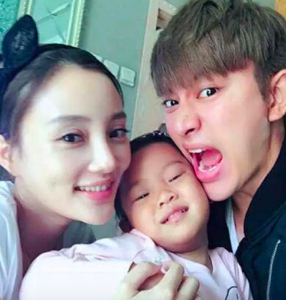 李小璐|李小璐心肠软，事业尽毁不恨贾乃亮，甜馨跟爸爸相聚自己也现身