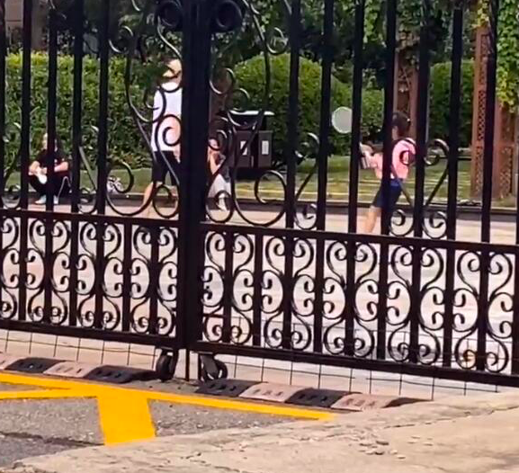 李小璐|李小璐心肠软，事业尽毁不恨贾乃亮，甜馨跟爸爸相聚自己也现身