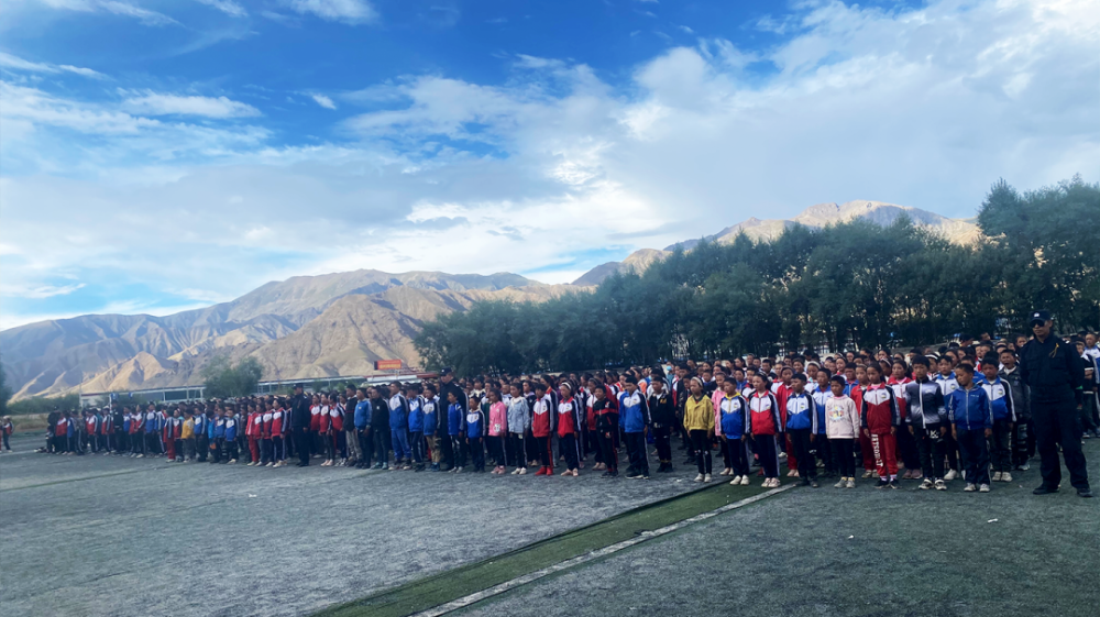 5名民警担任军训教官,于9月3日为白朗县中学600余名新生开展为期七天