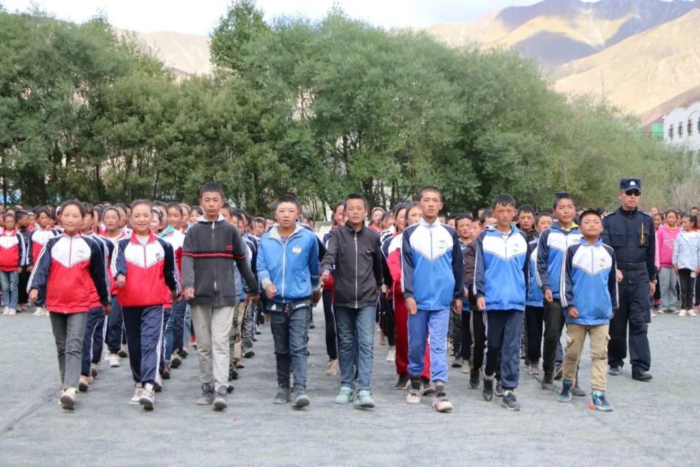 开学季白朗县公安局为中学新生开展军训及校园安保教育活动