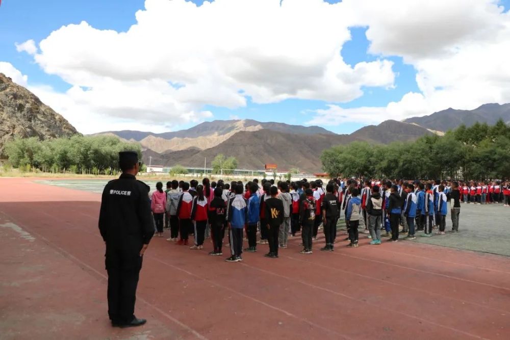 开学季白朗县公安局为中学新生开展军训及校园安保教育活动