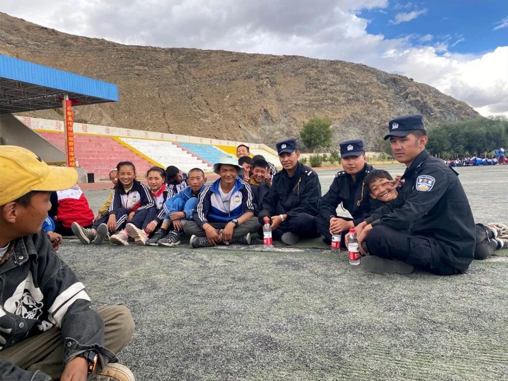 开学季白朗县公安局为中学新生开展军训及校园安保教育活动