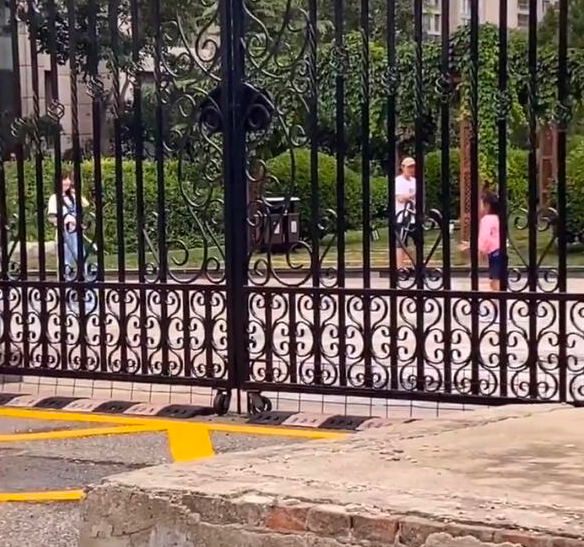 李小璐|李小璐心肠软，事业尽毁不恨贾乃亮，甜馨跟爸爸相聚自己也现身