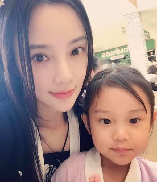 李小璐|李小璐心肠软，事业尽毁不恨贾乃亮，甜馨跟爸爸相聚自己也现身