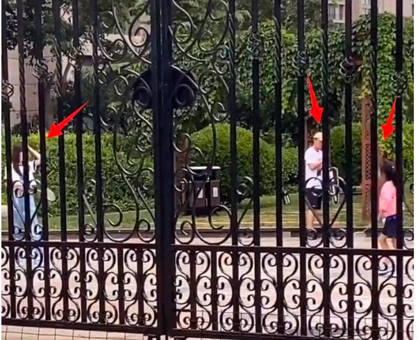 李小璐|李小璐心肠软，事业尽毁不恨贾乃亮，甜馨跟爸爸相聚自己也现身