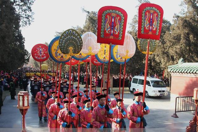 为啥皇帝的背后总是有两把大扇子呢?是用来给皇帝扇风还是遮阳