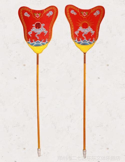 背后就有两位宫女拿着两把巨型的扇子;在皇帝出行的时候,仪仗队后面