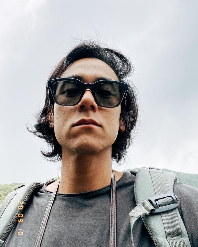 彭于晏|彭于晏近照曝光，长发造型略显忧郁，网友：男神变化太大了