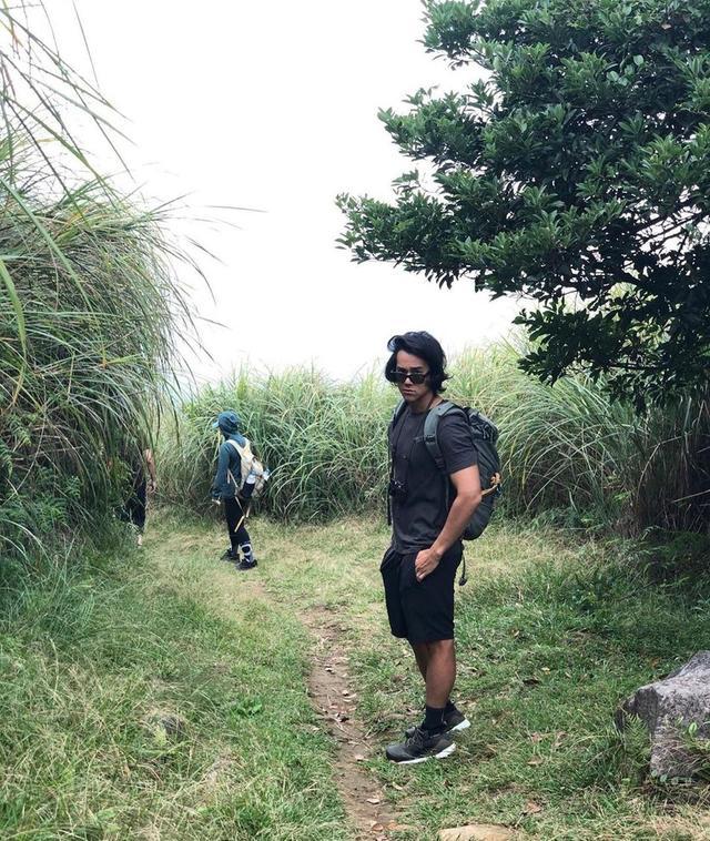 彭于晏|彭于晏近照曝光，长发造型略显忧郁，网友：男神变化太大了