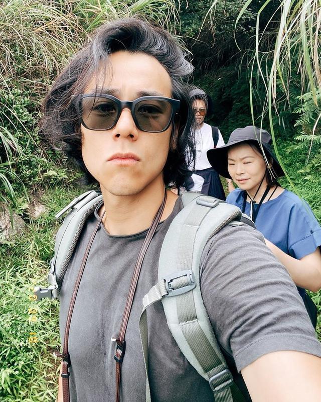 彭于晏|彭于晏近照曝光，长发造型略显忧郁，网友：男神变化太大了