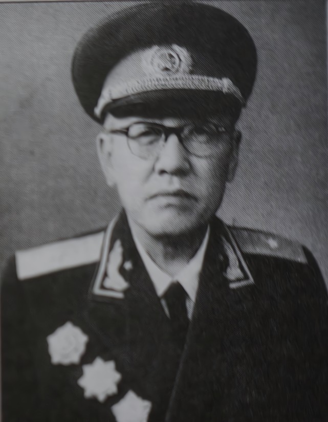 红军时就是军长,抗战时任旅长,解放战争任兵团司令,55年授少将