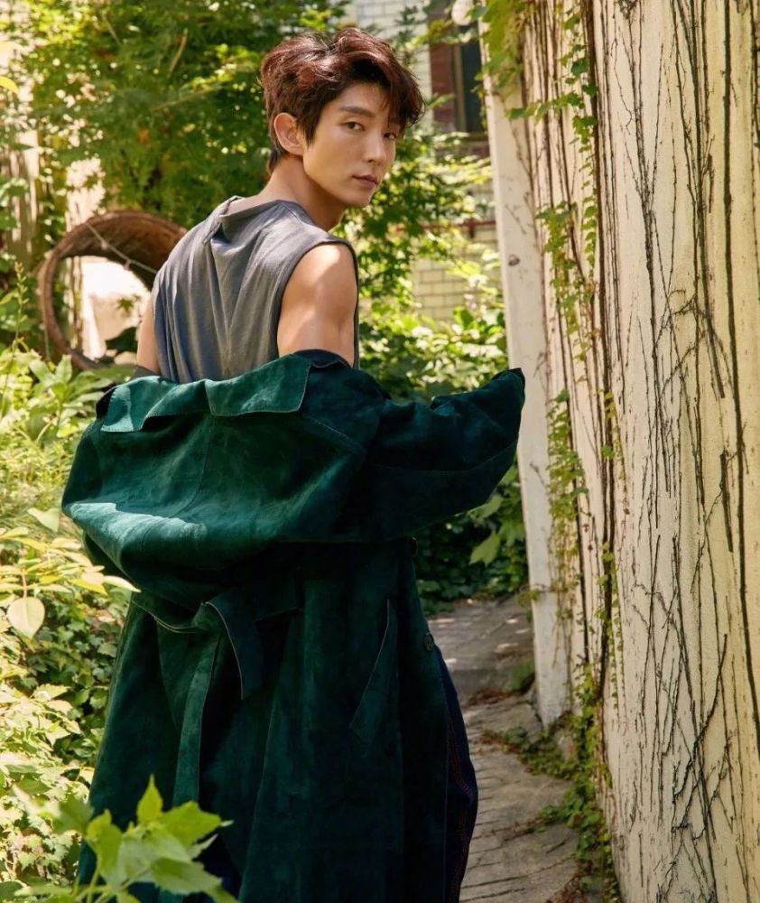 在他之前,韩国对于"美男"的定义大多是像 玄斌,姜东元这类充满荷尔蒙