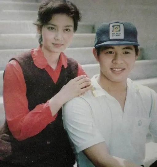 李连杰|李连杰将20亿财产交给利智控管，自称愧对前妻，网友：真是矫情