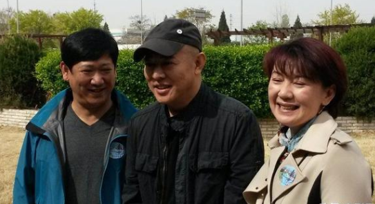 李连杰|李连杰将20亿财产交给利智控管，自称愧对前妻，网友：真是矫情