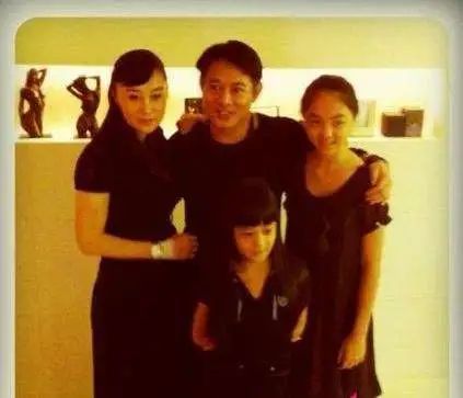 李连杰|李连杰将20亿财产交给利智控管，自称愧对前妻，网友：真是矫情