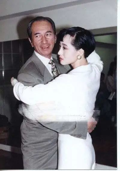 李连杰|李连杰将20亿财产交给利智控管，自称愧对前妻，网友：真是矫情