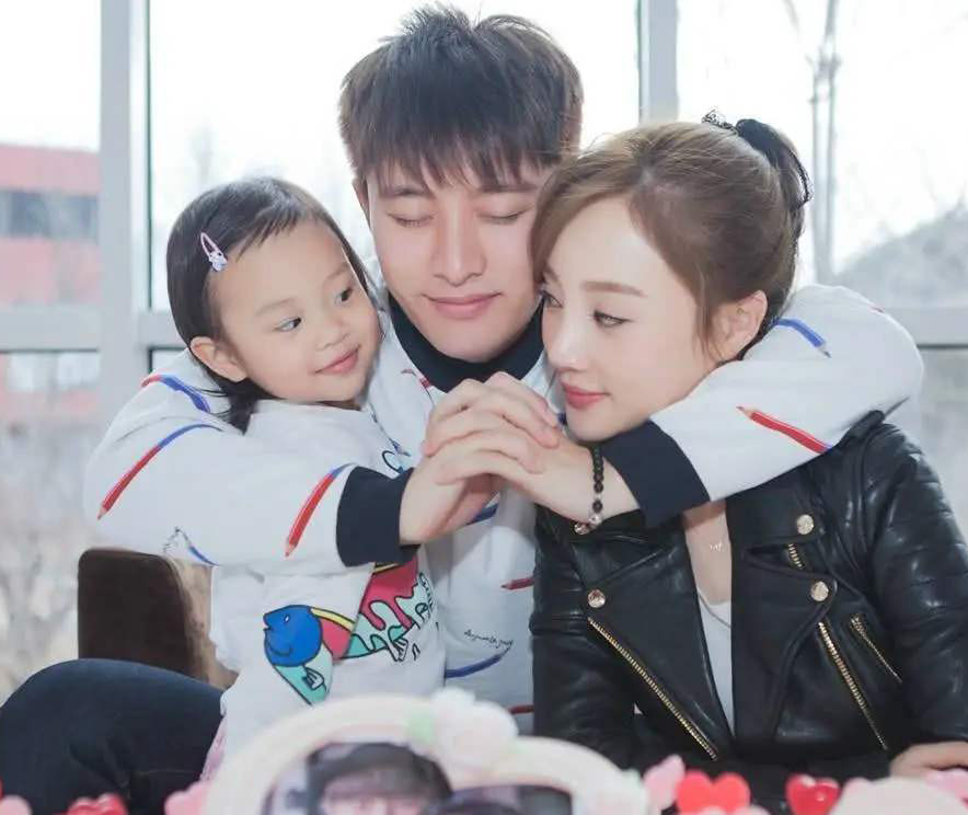 李小璐|李小璐贾乃亮又同框！用爱陪伴女儿的他们，露出了父母的智慧