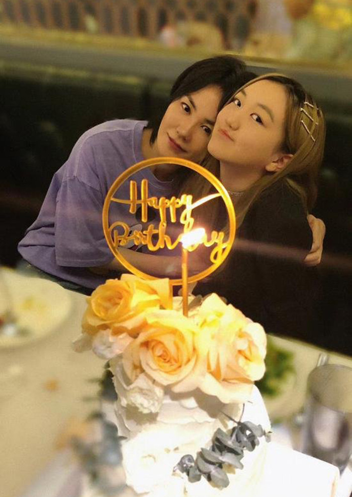 李小璐|李小璐贾乃亮又同框！用爱陪伴女儿的他们，露出了父母的智慧