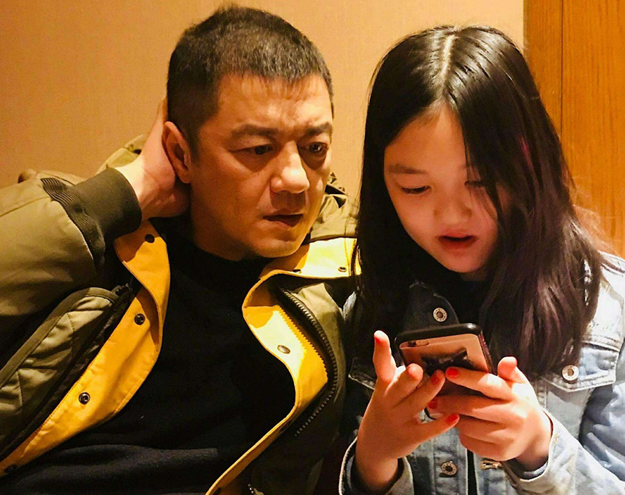 李小璐|李小璐贾乃亮又同框！用爱陪伴女儿的他们，露出了父母的智慧