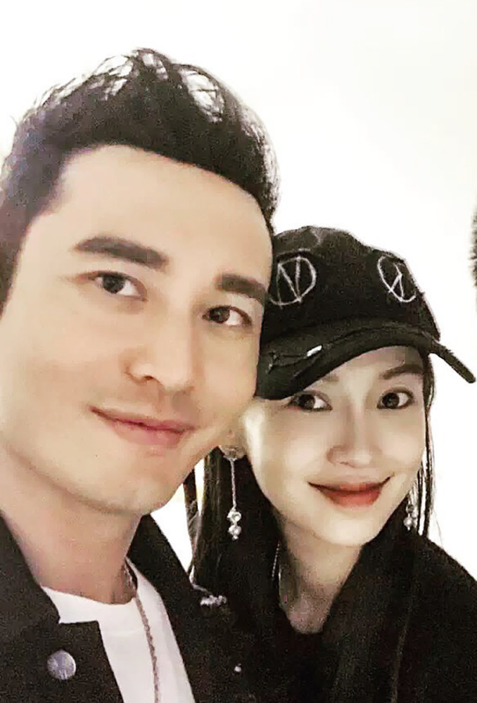 黄晓明|被造谣离婚胜诉后，baby与黄晓明隔空秀恩爱，穿情侣装力证感情稳定