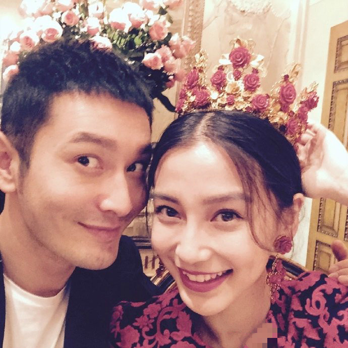 黄晓明|被造谣离婚胜诉后，baby与黄晓明隔空秀恩爱，穿情侣装力证感情稳定