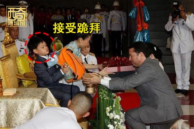 这位王子的侍从一直在跪行跟随!