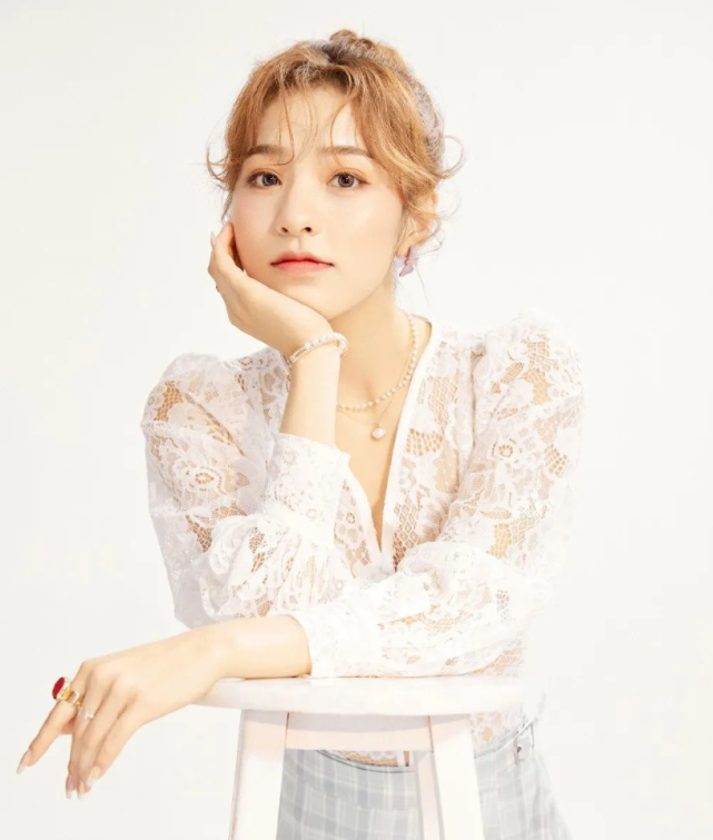 刘思瑶开直播突发大变故,10级美颜没开直接露馅,与照片判若两人,方了!