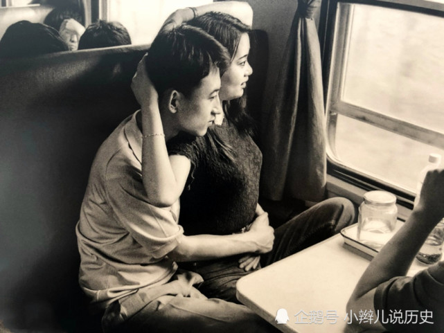 90年代热闹的绿皮火车热恋中的情侣很甜蜜漂亮女孩卧铺拉二胡