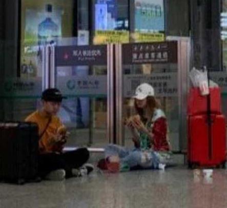 周迅|周迅在机场席地而坐，赵薇赶高铁坐地上啃汉堡，被赞接地气