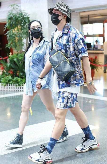 周迅|周迅在机场席地而坐，赵薇赶高铁坐地上啃汉堡，被赞接地气