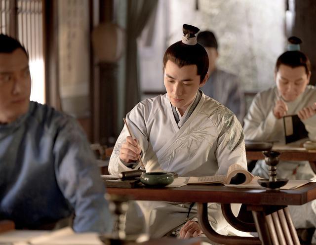 县令|城门上贴“缺字联”，县令悬赏300两求解，路过秀才一语道破