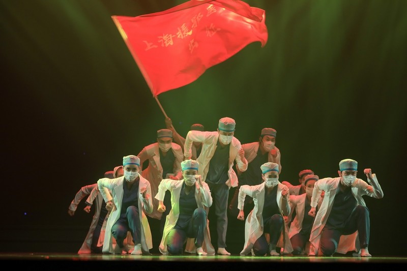 上海星舞台重新向市民开放首场演出献给了抗疫英雄