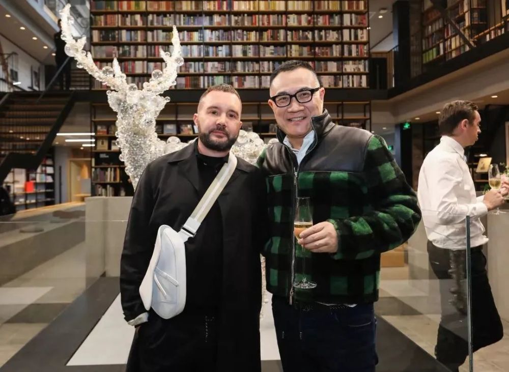 kimjones能否踏得稳两条船