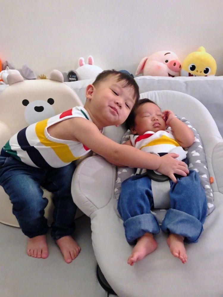 李奕霖|胡杏儿携小儿子单独出游，1岁李奕霖长相越发帅气，镜头感不输明星