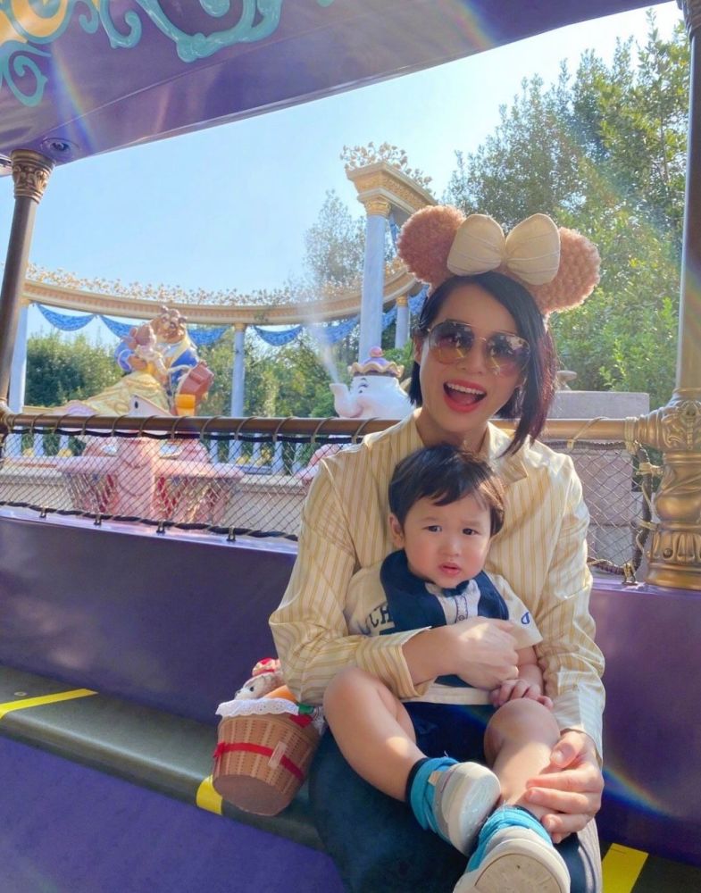 李奕霖|胡杏儿携小儿子单独出游，1岁李奕霖长相越发帅气，镜头感不输明星