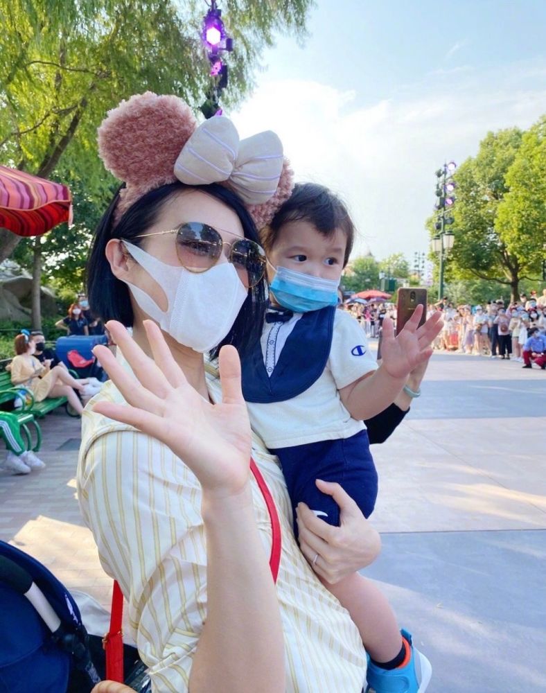 李奕霖|胡杏儿携小儿子单独出游，1岁李奕霖长相越发帅气，镜头感不输明星