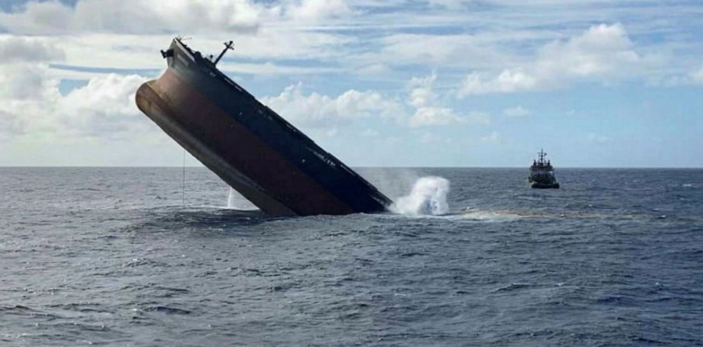 货船在毛里求斯海域触礁漏油事故的调查的初步结果证实该船转航是因为