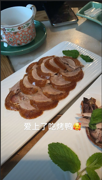 窦骁|何超莲晒窦骁视角美照，露小蛮腰大秀身材，与男友吃烤鸭超甜蜜