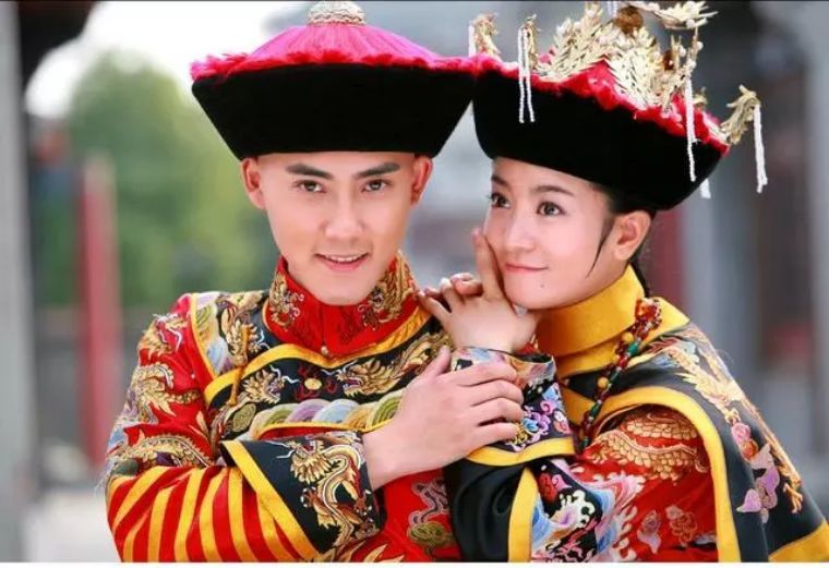 新版《还珠格格》,欣荣诞下绵忆的第二天,五阿哥永琪放弃了他皇子的