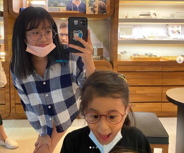 梧桐妹|咘咘学姐姐戴眼镜，梧桐妹挑染头发穿衣前卫，妹妹更像贾静雯