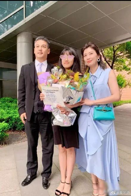梧桐妹|咘咘学姐姐戴眼镜，梧桐妹挑染头发穿衣前卫，妹妹更像贾静雯