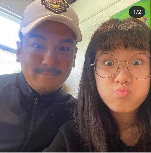 梧桐妹|咘咘学姐姐戴眼镜，梧桐妹挑染头发穿衣前卫，妹妹更像贾静雯