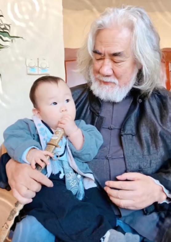 张纪中|69岁张纪中被曝再当爸！助理官宣女儿出生，前妻曾与他大打出手